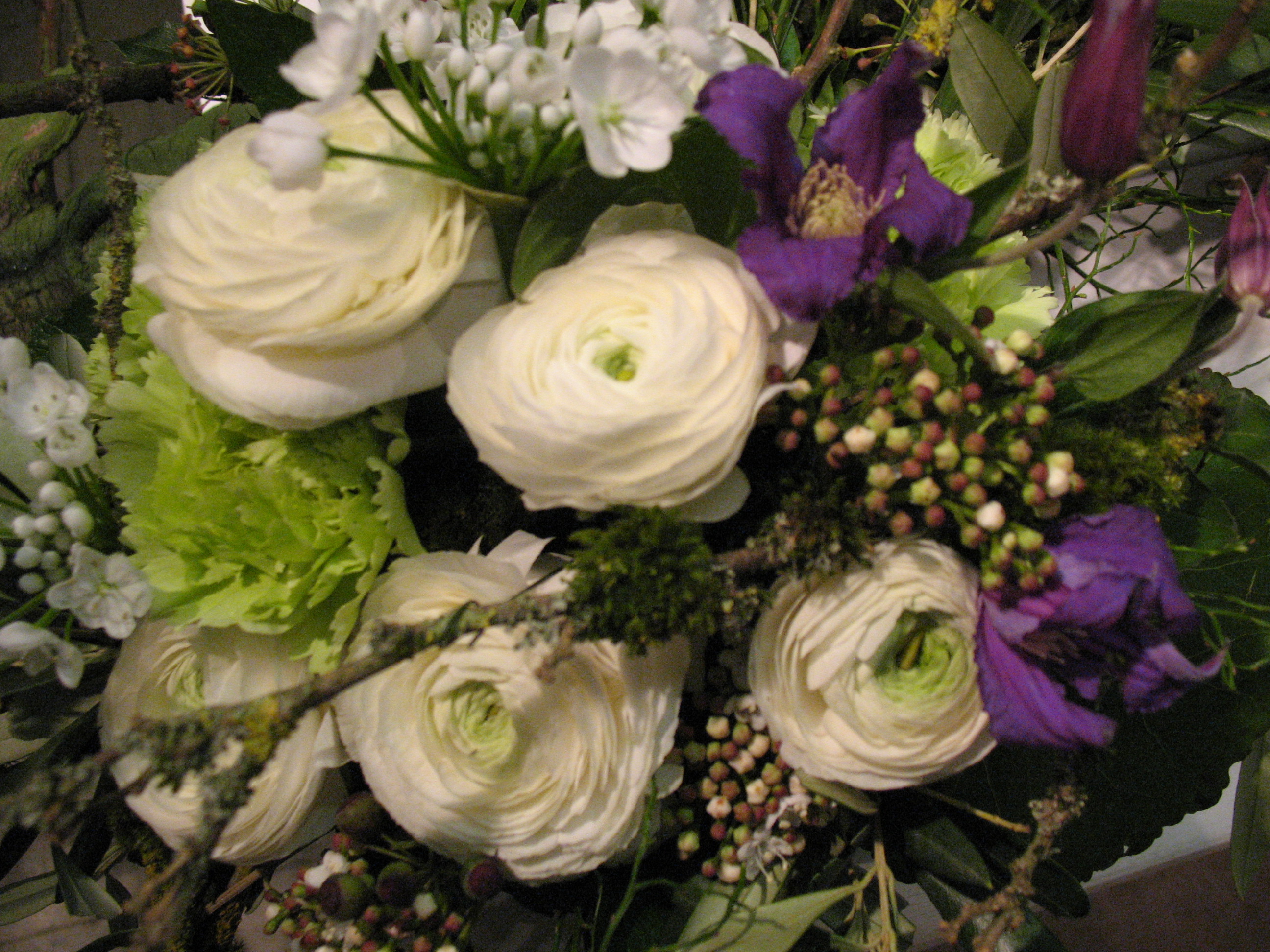 Strauß 1, weiße Ranunkeln, Clematis